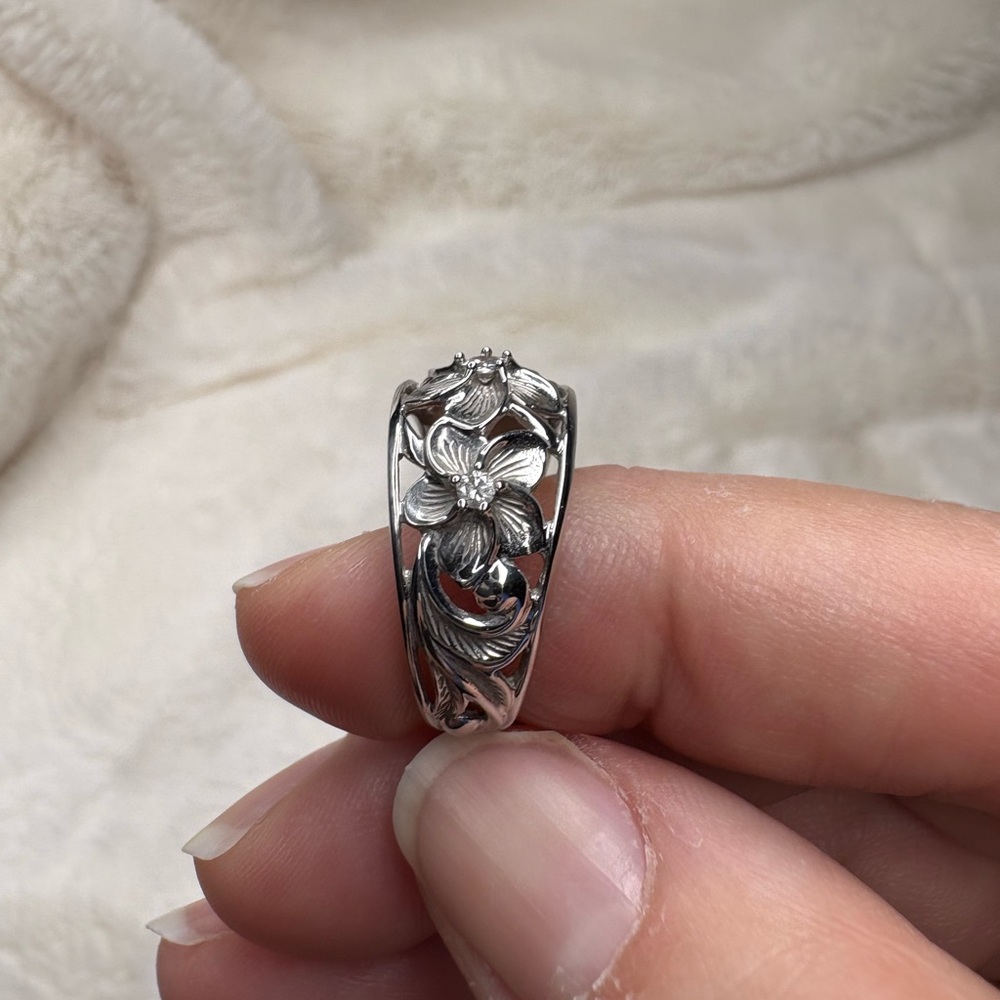 14k White Gold Hawaiian Heirloom Ring - Picture 4 of 8